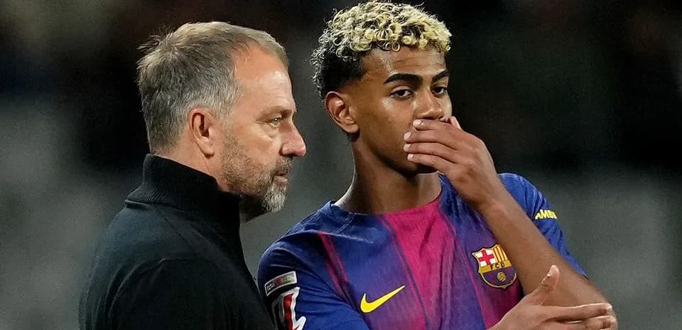 Entrenador hablando con jugador de Barcelona en el campo