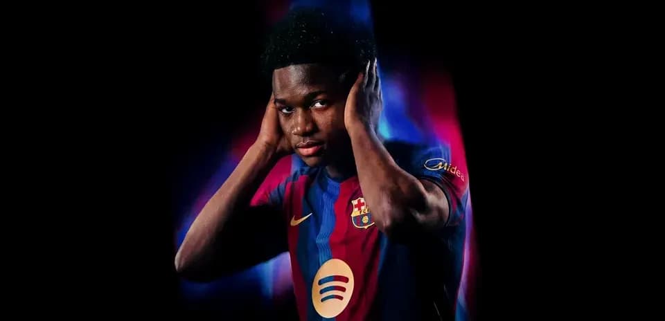 Jugador de Barcelona con camiseta tapándose los oídos