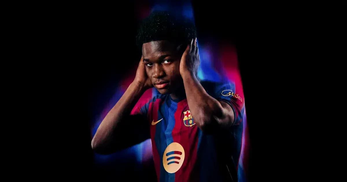 Jugador de Barcelona con camiseta tapándose los oídos