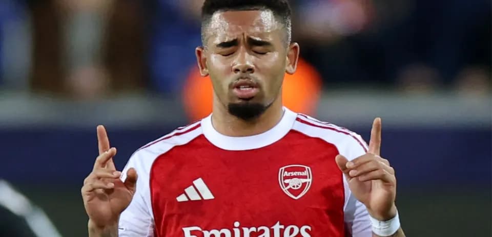 Jugador del Arsenal con manos levantadas en el campo