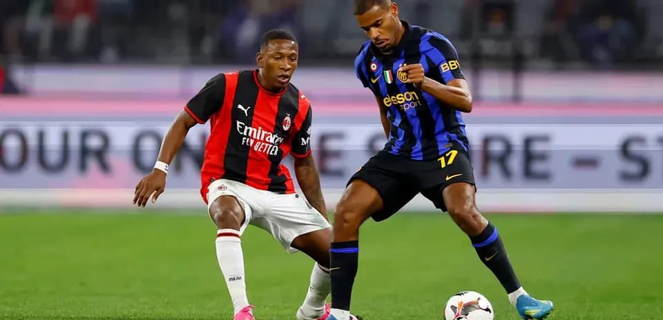 Jugadores de AC Milan e Inter de Milán compitiendo por el balón