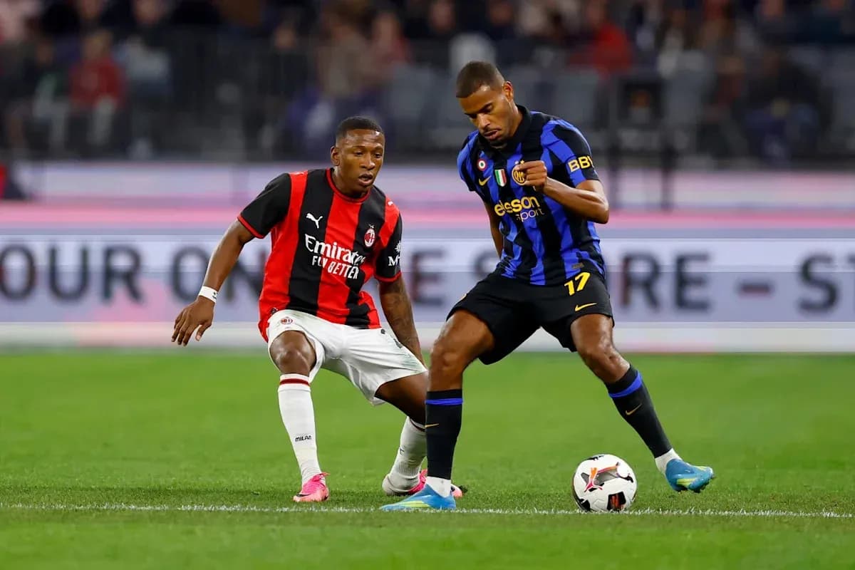 Jugadores de AC Milan e Inter de Milán compitiendo por el balón
