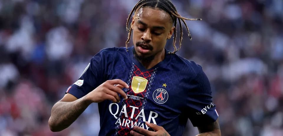 Jugador de PSG mostrando el escudo del equipo