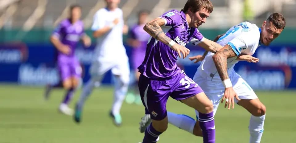 Jugador de Fiorentina luchando por el balón