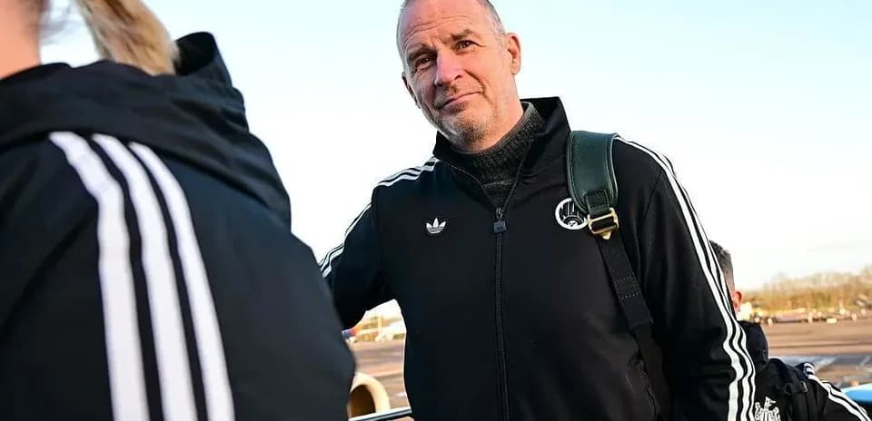 Entrenador con equipo en aeropuerto antes de viaje