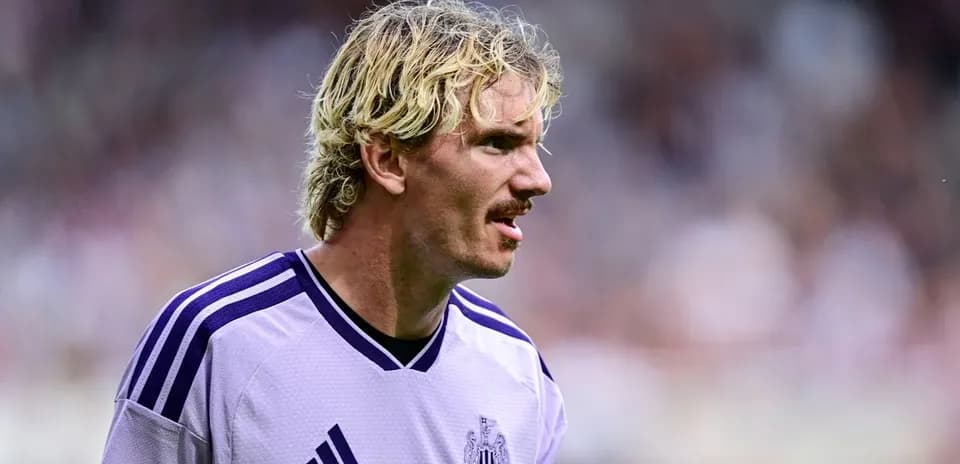 Jugador de Newcastle en uniforme durante partido