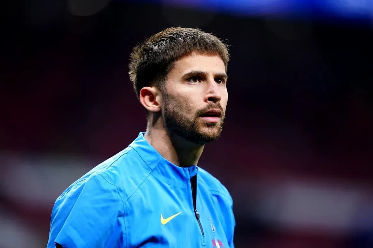 Jugador con camiseta azul en el campo de fútbol