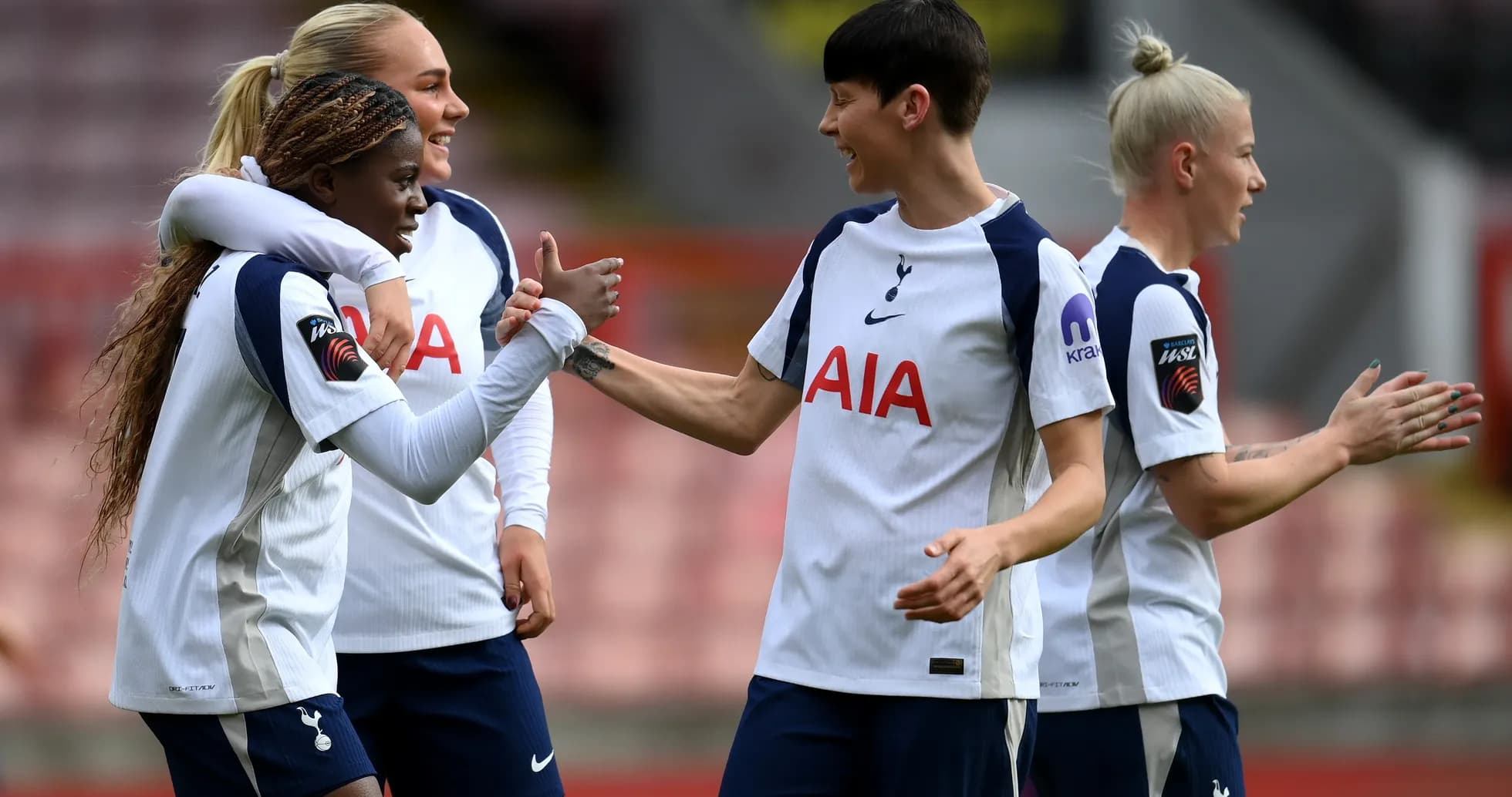 Jugadoras del Tottenham celebrando un gol