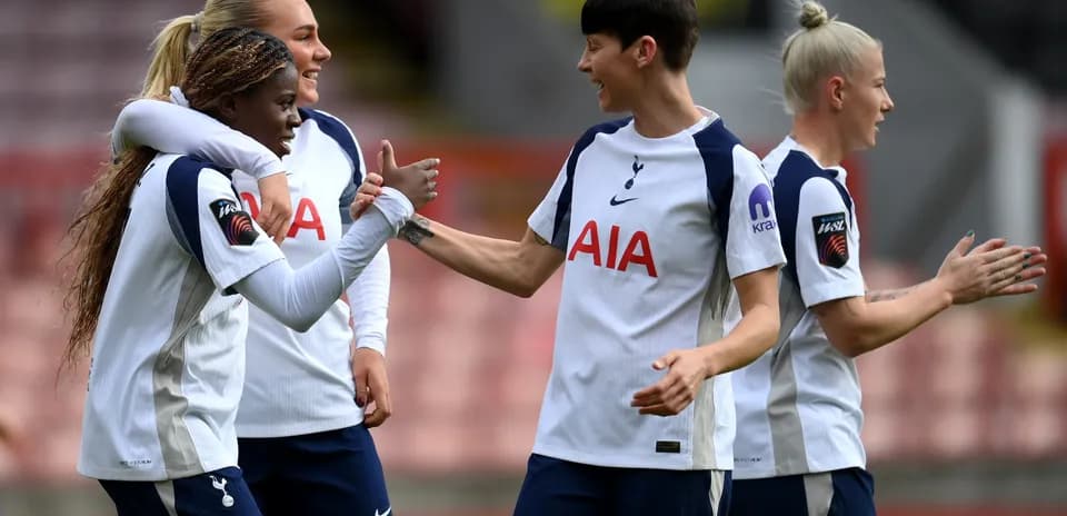 Jugadoras del Tottenham celebrando un gol