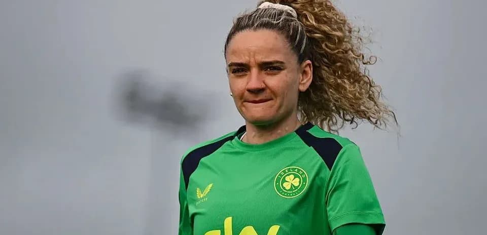 Jugadora con camiseta verde de entrenamiento en campo