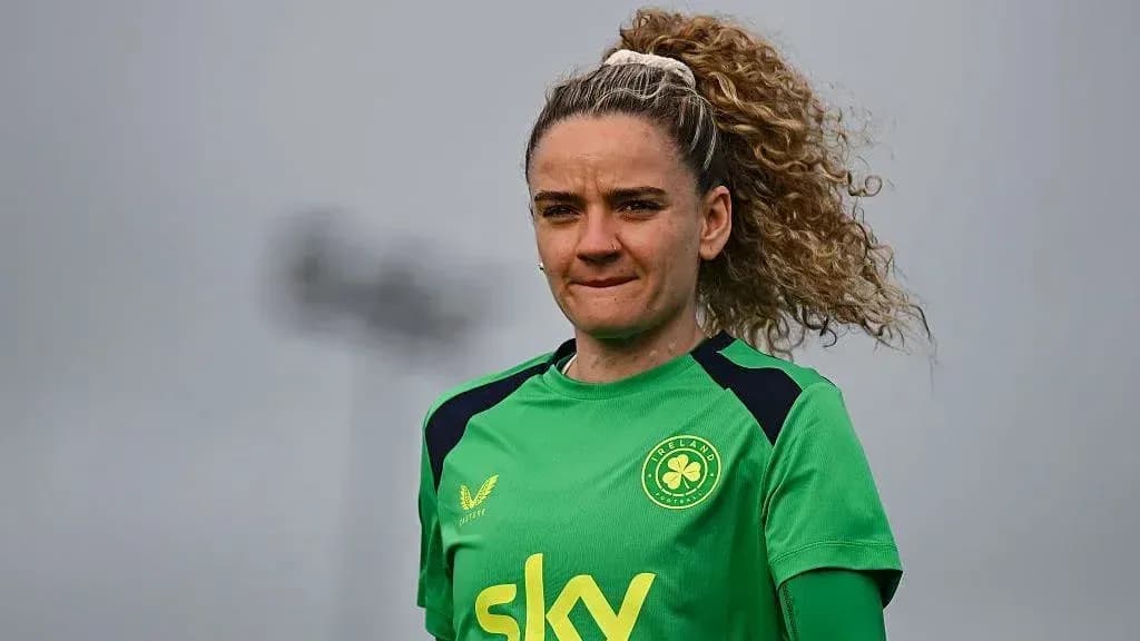 Jugadora con camiseta verde de entrenamiento en campo