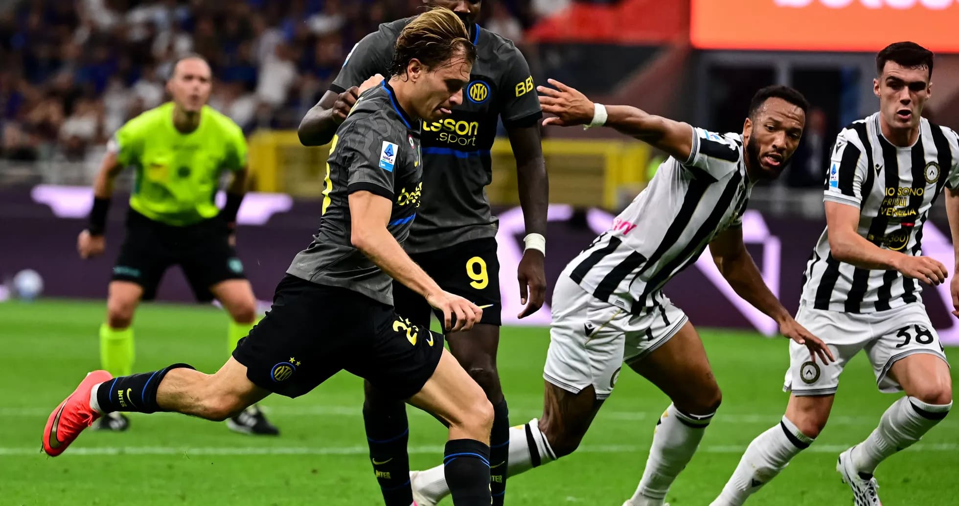 Jugador de Inter corriendo hacia la portería rival