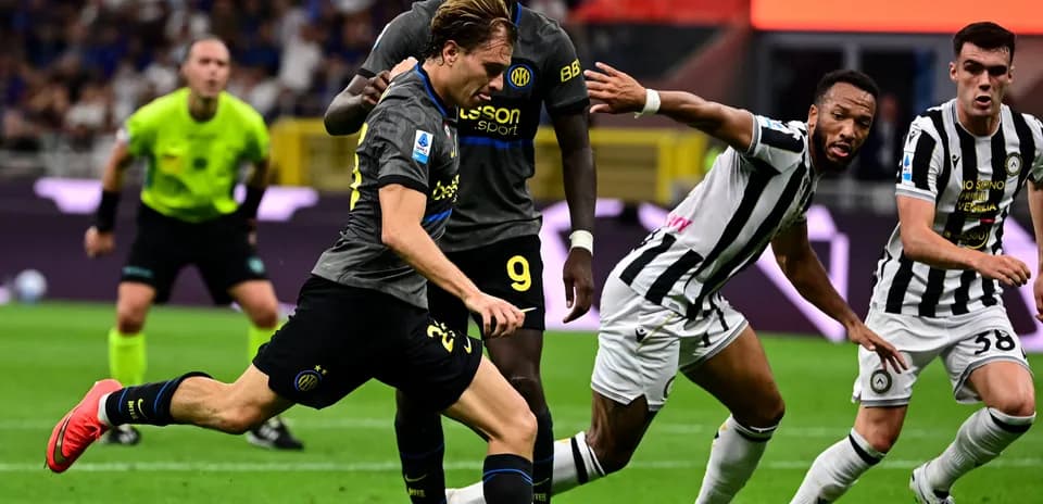 Jugador de Inter corriendo hacia la portería rival