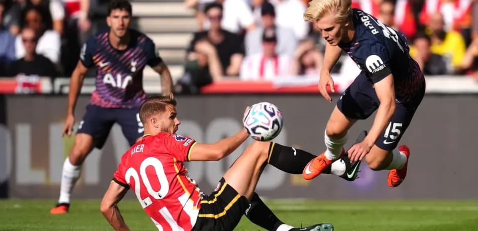 Jugador de Southampton cae mientras compite por el balón
