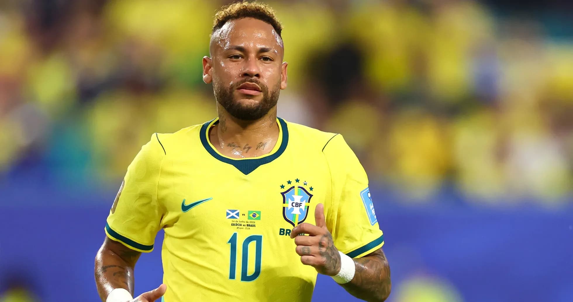Neymar corriendo en partido con camiseta de Brasil