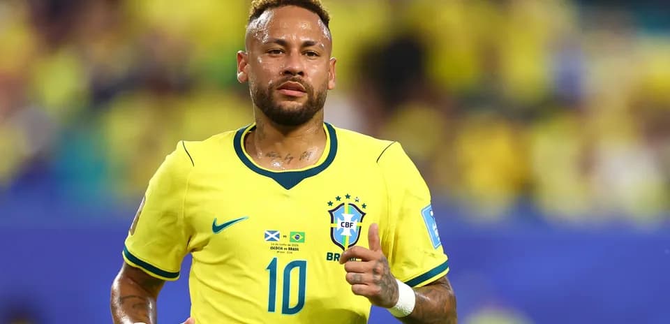 Neymar corriendo en partido con camiseta de Brasil