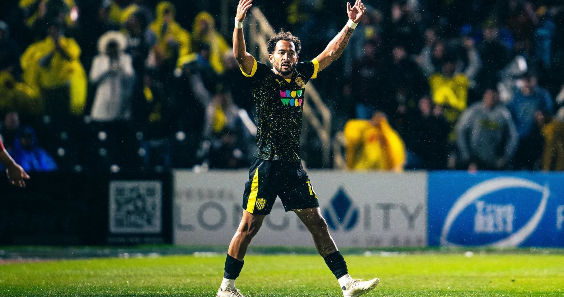 Jugador celebrando en un partido de fútbol