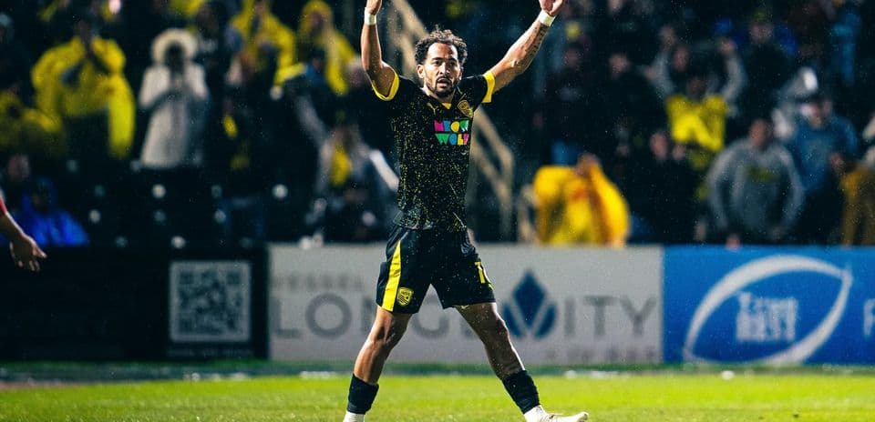 Jugador celebrando en un partido de fútbol