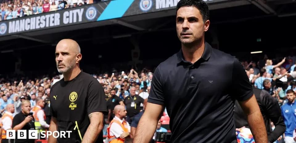 Entrenadores caminando hacia el campo en estadio