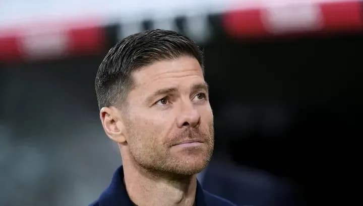 Entrenador mirando hacia el campo antes del partido