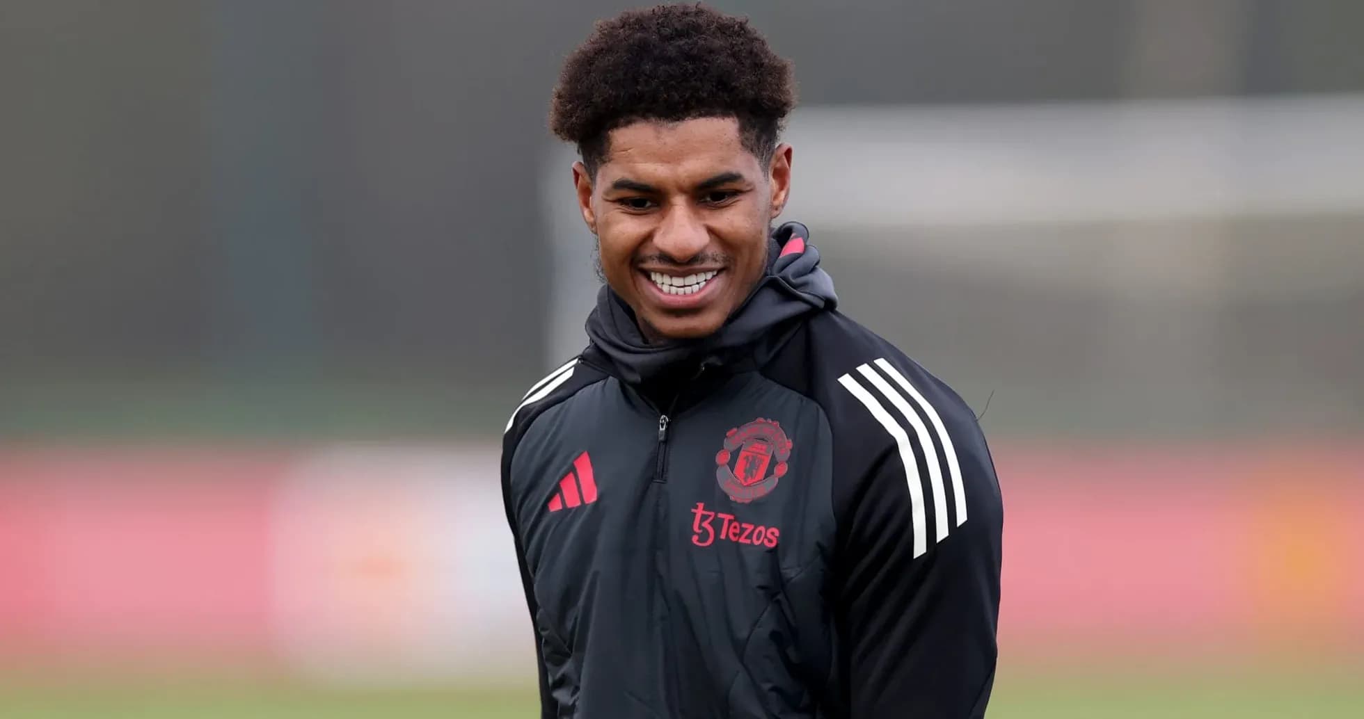 Jugador de Manchester United sonriendo durante entrenamiento