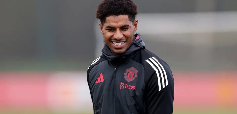 Jugador de Manchester United sonriendo durante entrenamiento