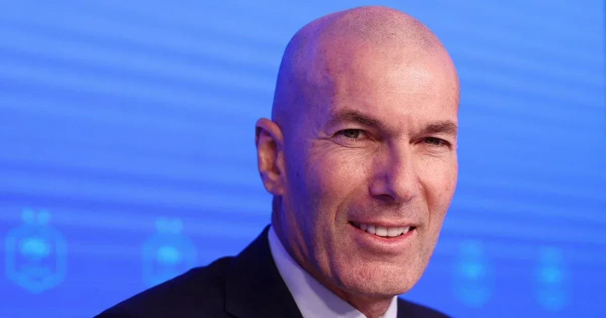 Hombre con cabello rapado sonriendo en conferencia