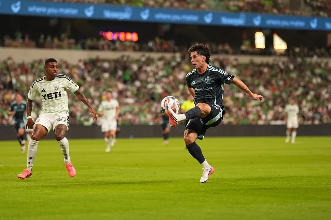 Jugador de Seattle Sounders controlando el balón