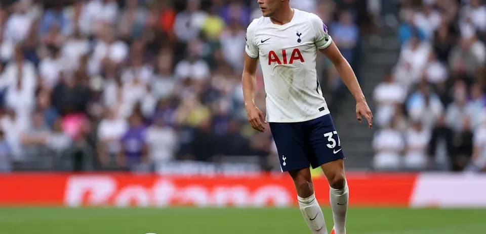 Jugador de Tottenham en acción durante el partido