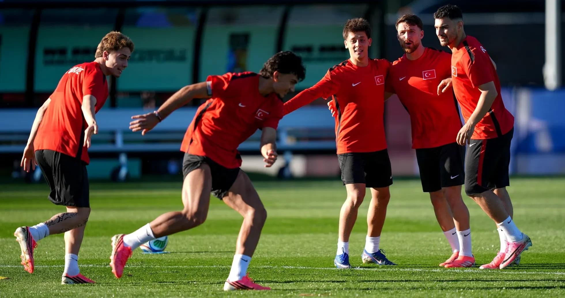 Jugadores de Türkiye entrenando en el campo