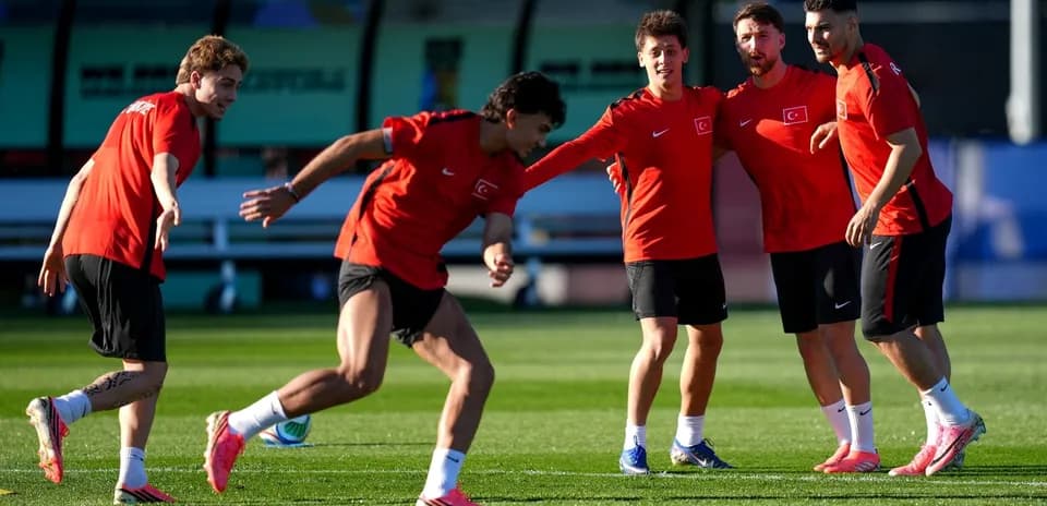 Jugadores de Türkiye entrenando en el campo