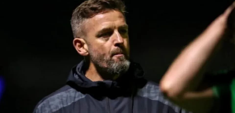 Entrenador hablando durante la sesión de entrenamiento