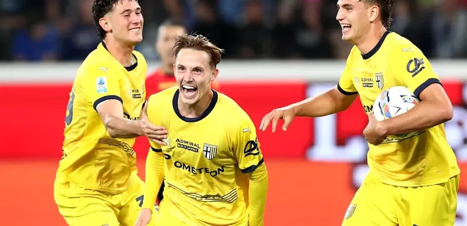 Jugadores de Parma celebrando un gol juntos