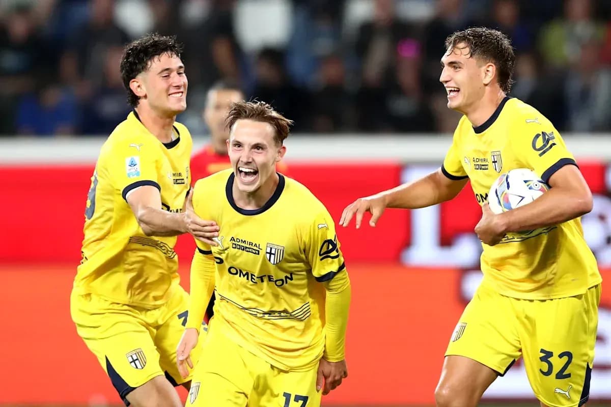 Jugadores de Parma celebrando un gol juntos