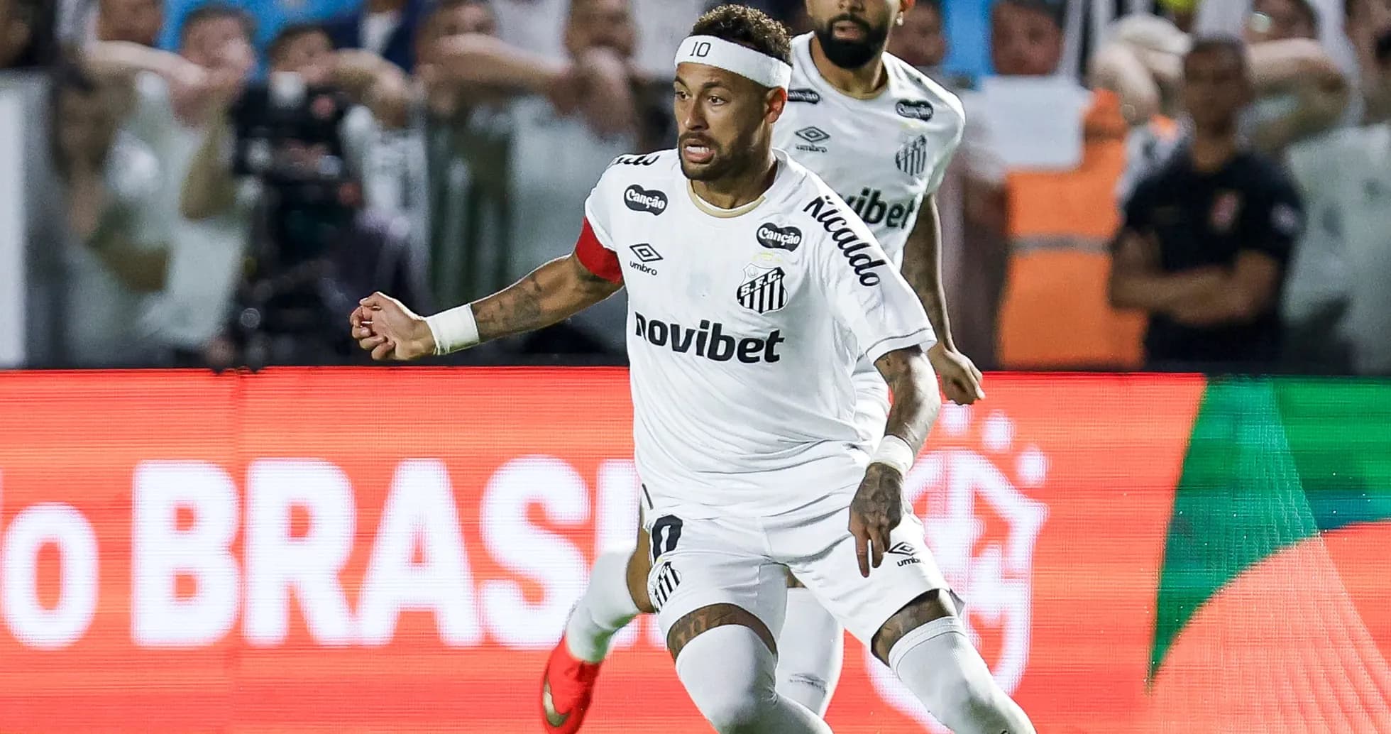 Neymar corriendo con el balón durante un partido