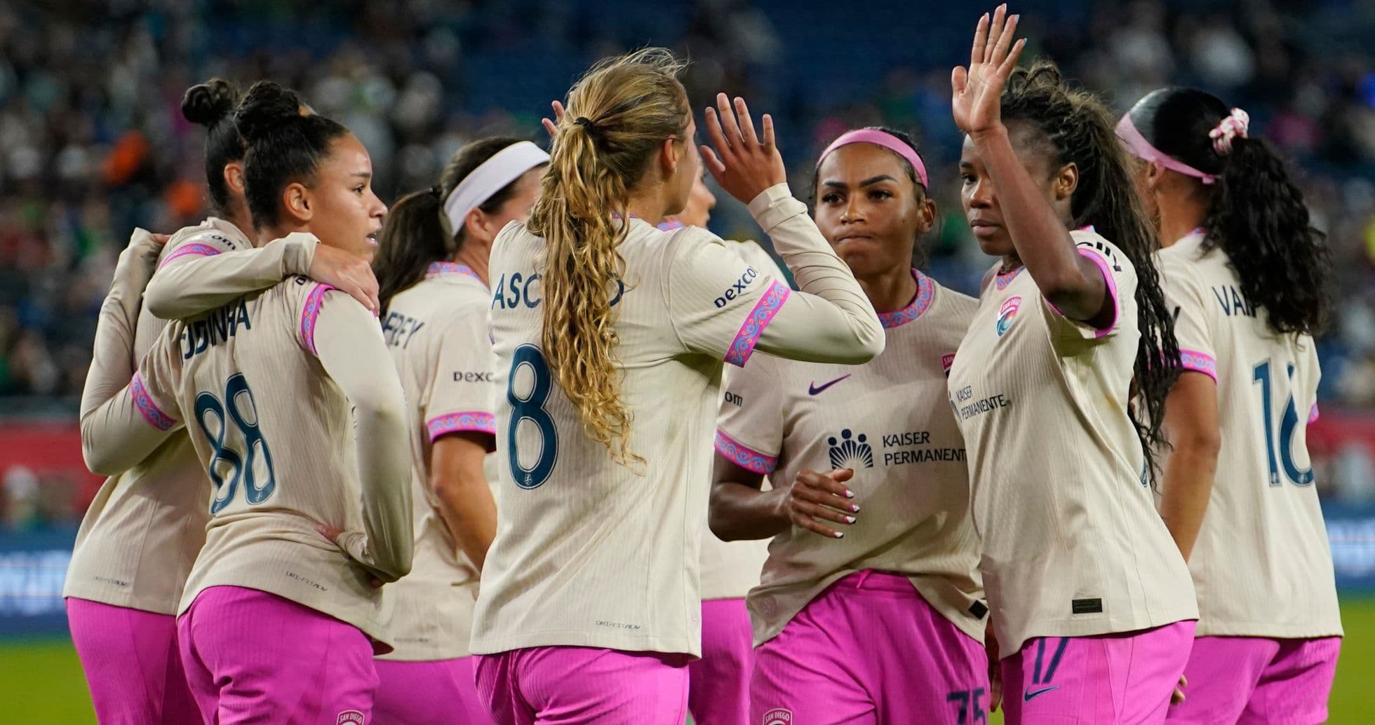 Jugadoras del San Diego Wave celebrando un gol