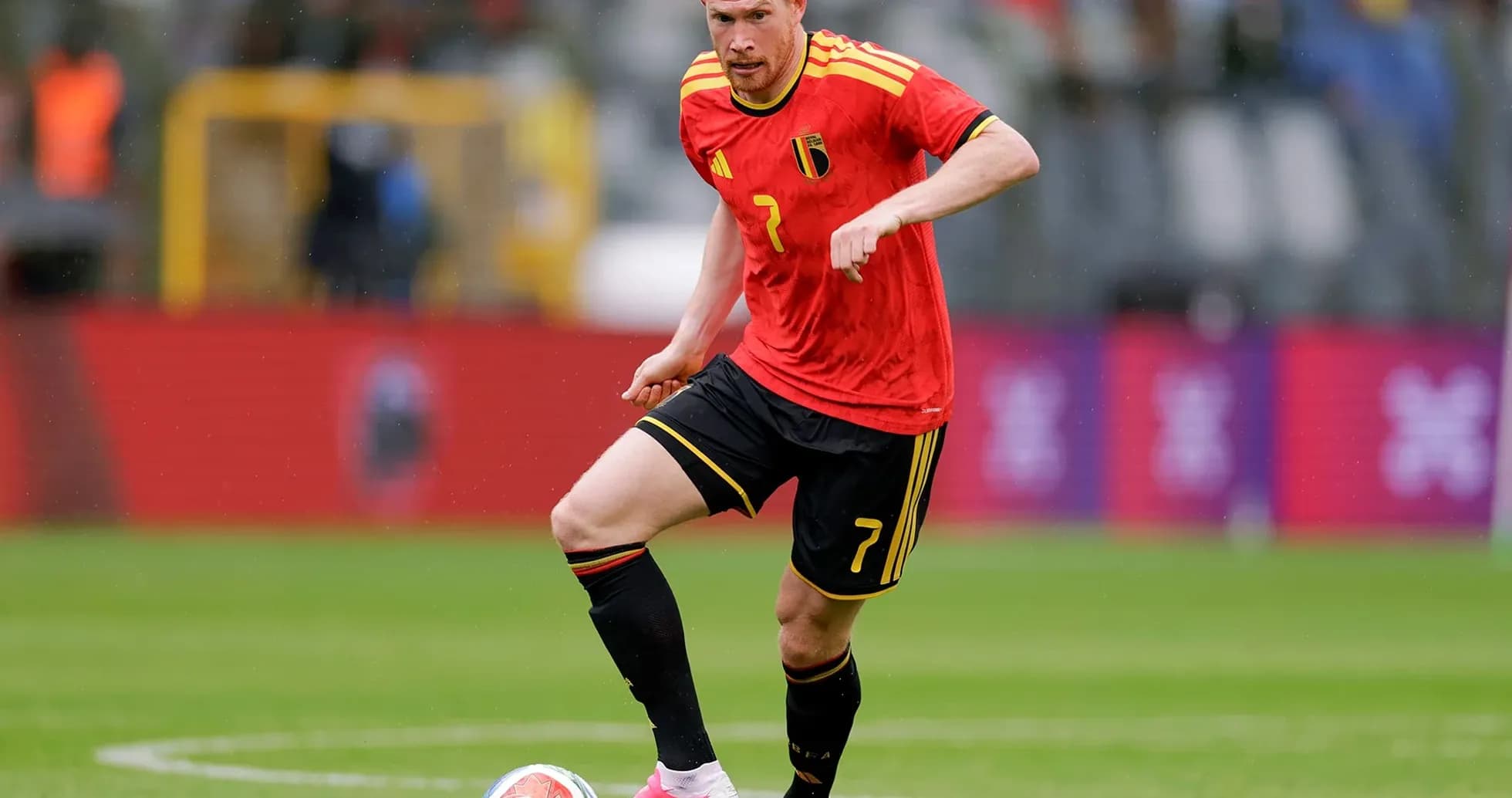 Jugador belga controlando el balón en el partido