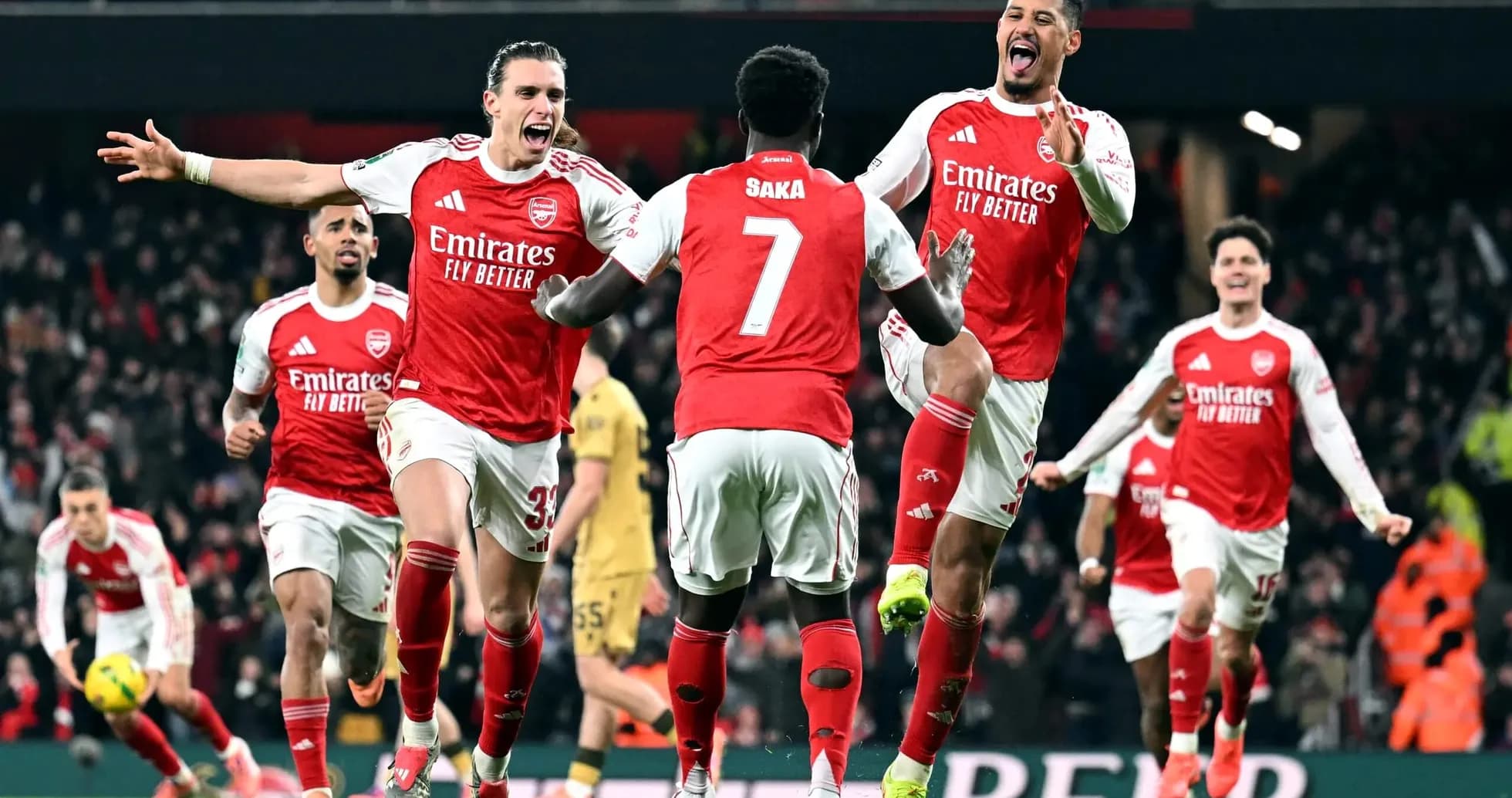Jugadores de Arsenal celebrando un gol