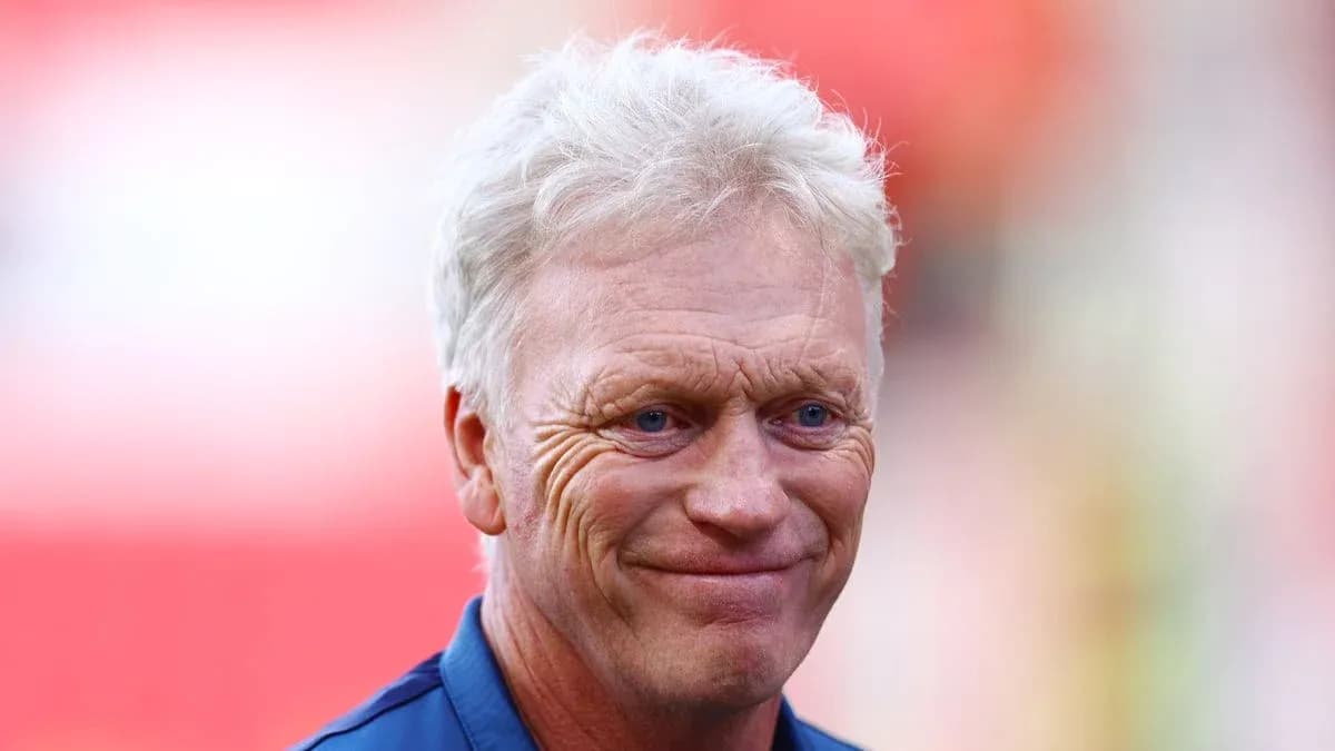 Entrenador sonriendo antes del partido
