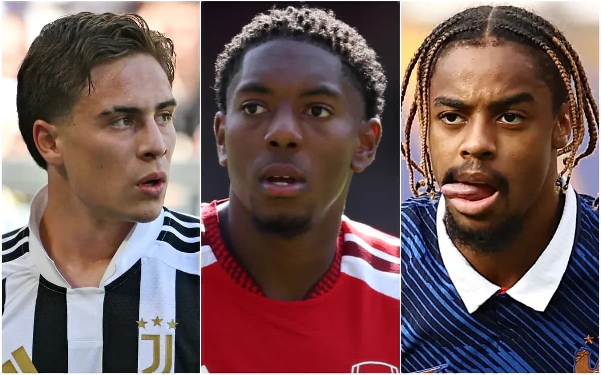 Tres jugadores de fútbol posando en diferentes camisetas