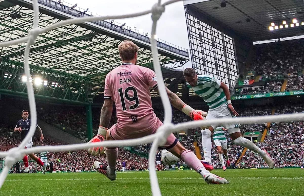 Jugador de Celtic disparando a portería con Bain defendiendo