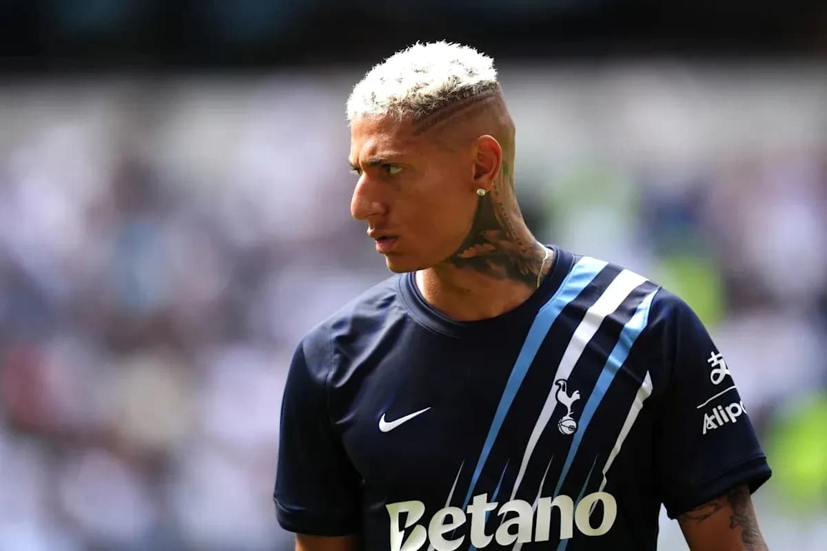 Jugador de Tottenham en el campo durante calentamiento Jugador de Tottenham en el campo durante calentamiento