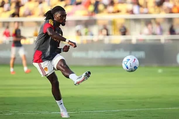 Jugador realizando un tiro durante el calentamiento