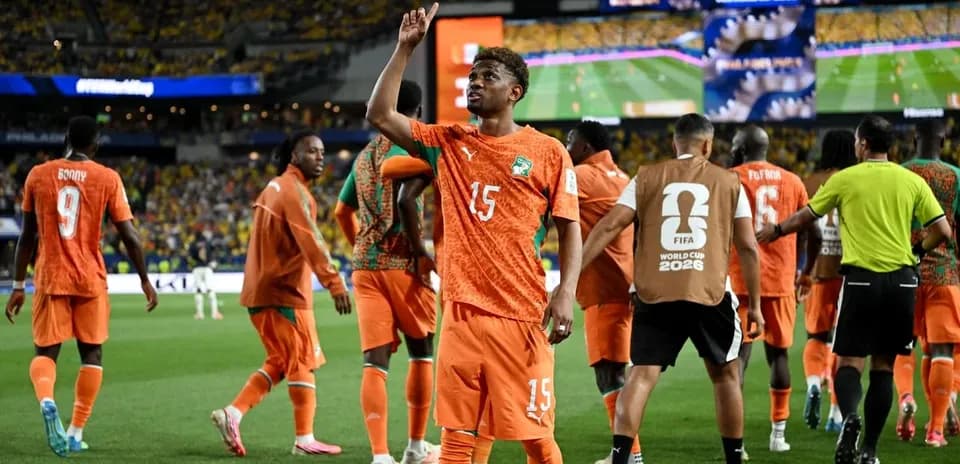 Jugador de Costa de Marfil celebra en el partido