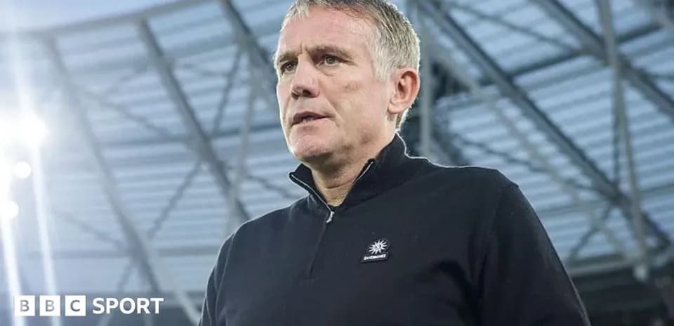 Entrenador en el estadio durante un partido