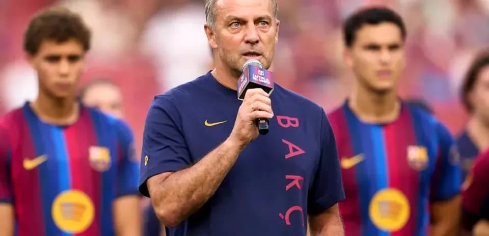 Entrenador hablando en evento del FC Barcelona