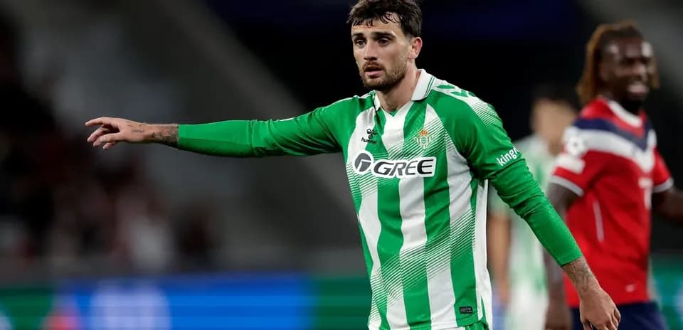 Jugador de Real Betis señalando durante el partido