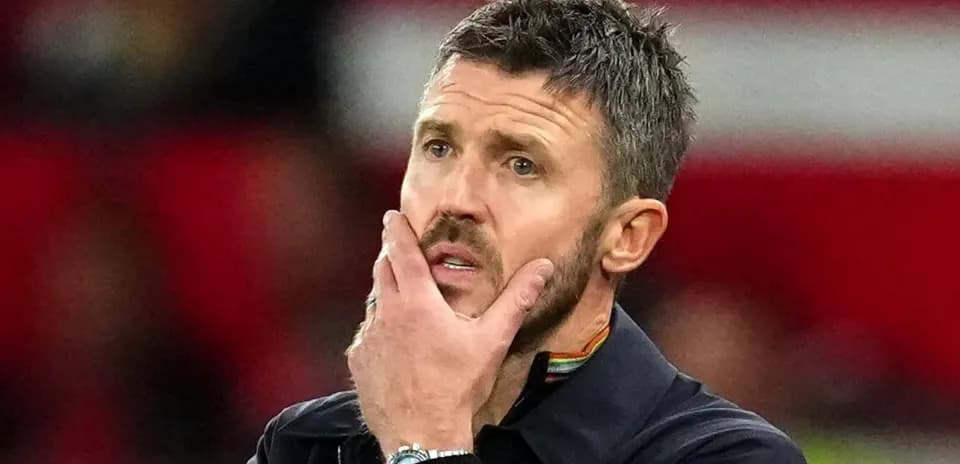 Entrenador pensativo durante un partido en el estadio