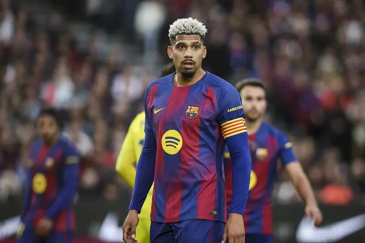 Jugador del FC Barcelona con camiseta de capitán