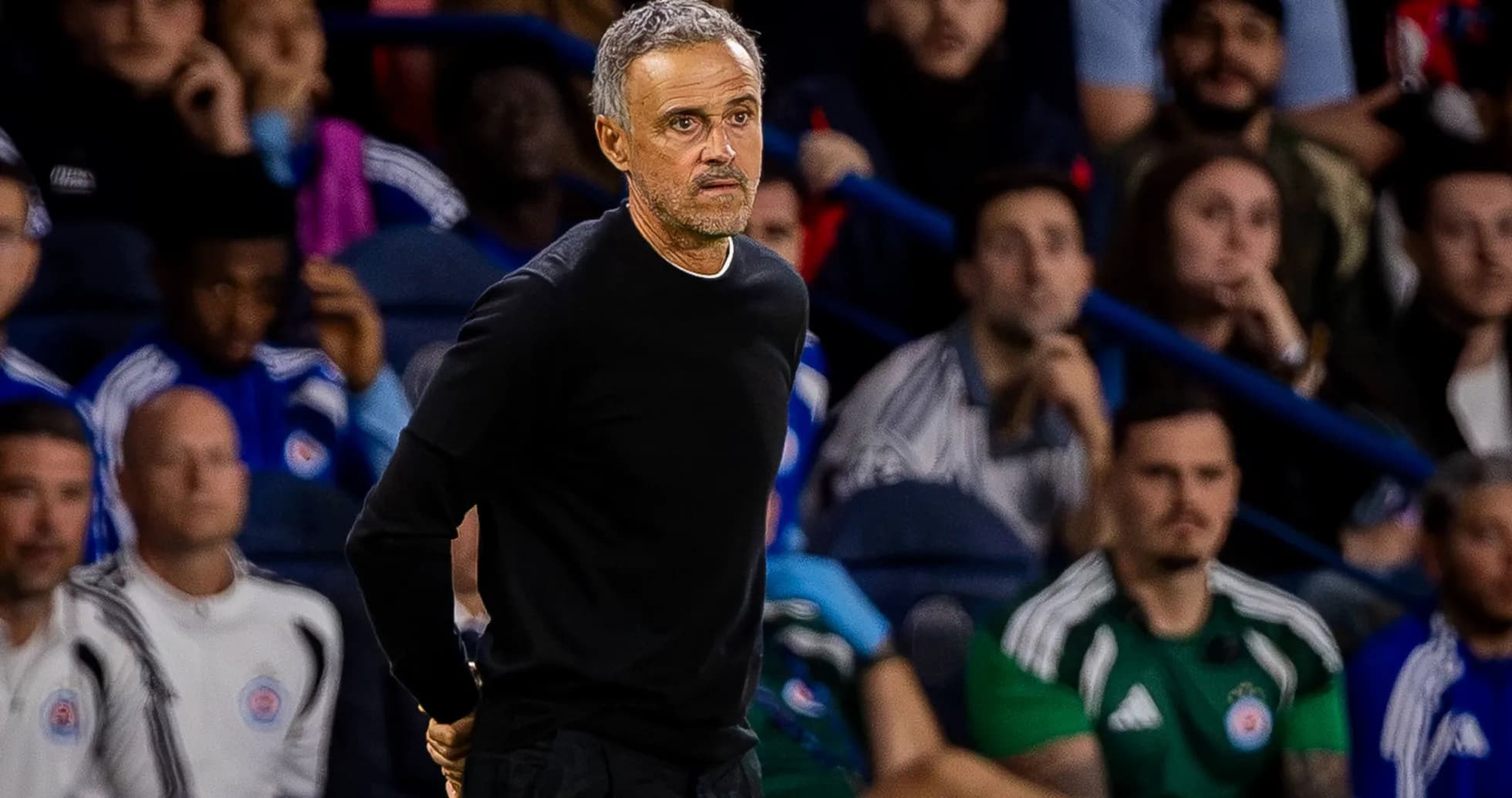 Entrenador observando el partido desde la banda